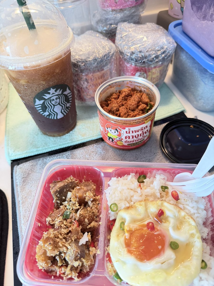 มื้อเที่ยงกับน้ำพริกมารวย เดิมชอบกุ้งกรอบมากก แต่คางกุ้ง ต้มยำมันกุ้งก็ทำได้ดี อร่อย ถึงเครื่อง กรอบเปรี้ยว นัวครบรส สั่งกันเยอะๆเลยน้าา ไม่ผิดหวัง🤤🫶🏻👍🏻

#NamprikMaruayByBossCKM
#น้ำพริกมารวย