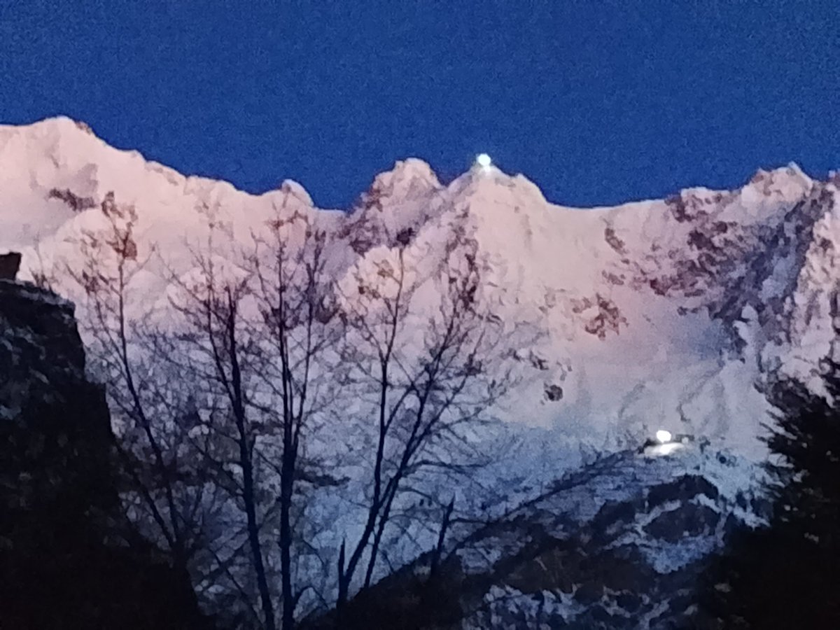 brontolodesign's tweet photo. Alba a #Courmayeur con le luci del #rifugiotorino e della #puntaHelbronner che vi danno il #buongiorno ☕🥰 https://t.co/kUFhcJN8Yo