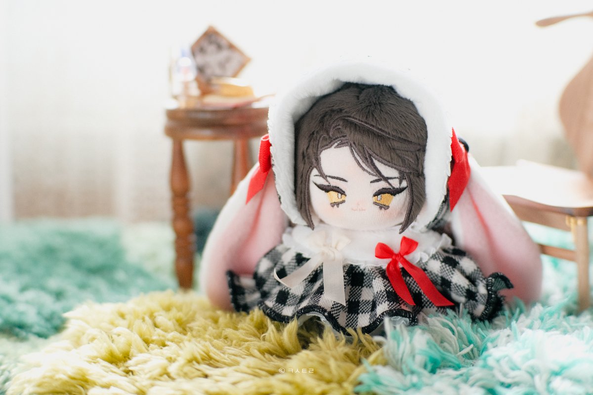 긴다리 친구들에게 어울릴 것 같았는데, 입혀보니 턱이 동글해보이게 모양 잡아주는 옷이라 작은 친구들이 훨씬 잘 어울린다. 자하 몫으로 블랙이냐 브라운이냐를 한참 고민하다 블랙을 했는데 무난하게 어울려서 다행.

(4/4)🔚