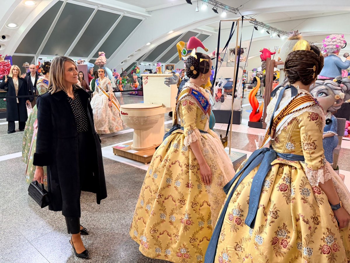 MncGCS's tweet image. Inauguración de la Exposición del Ninot con 766 figuras representativas de 382 fallas, en la que no han faltado las emblemáticas escenas de sátira tan características de los monumentos falleros.