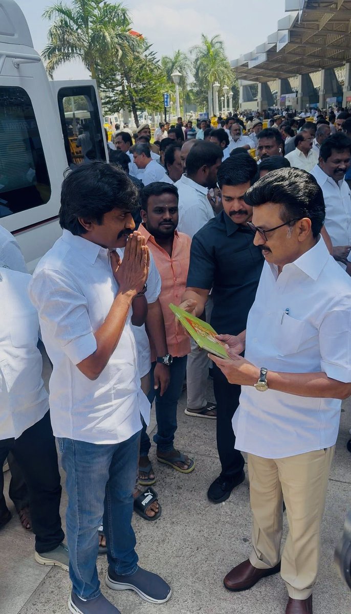 MaduraiSBala's tweet photo. தென்மண்டல #இளைஞர்அணி மாநாட்டிற்கு வருகை தந்த கழகத்தலைவர், தமிழ்நாடு முதலமைச்சர் @mkstalin அவர்களை மதுரை விமான நிலையத்தில் மதுரை வடக்கு மாவட்ட செயலாளர் மாண்புமிகு அமைச்சர் அண்ணன் @pmoorthy21 தலைமையில் வரவேற்ற போது 
#Youth4DMK2026 https://t.co/NDk8zINzaG