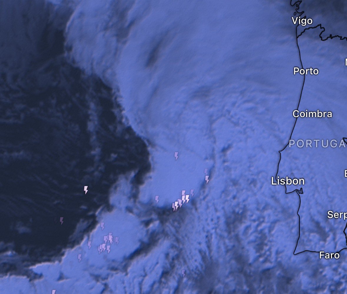 WXWatcher07's tweet image. Good morning/bom dia Portugal! Widespread steady rain is pushing into Iberia this morning but we have not seen the worst of Marta yet. Intense thunderstorm activity is ongoing and rapidly approaching parts of central and southern Portugal along the leading edge of the strongest