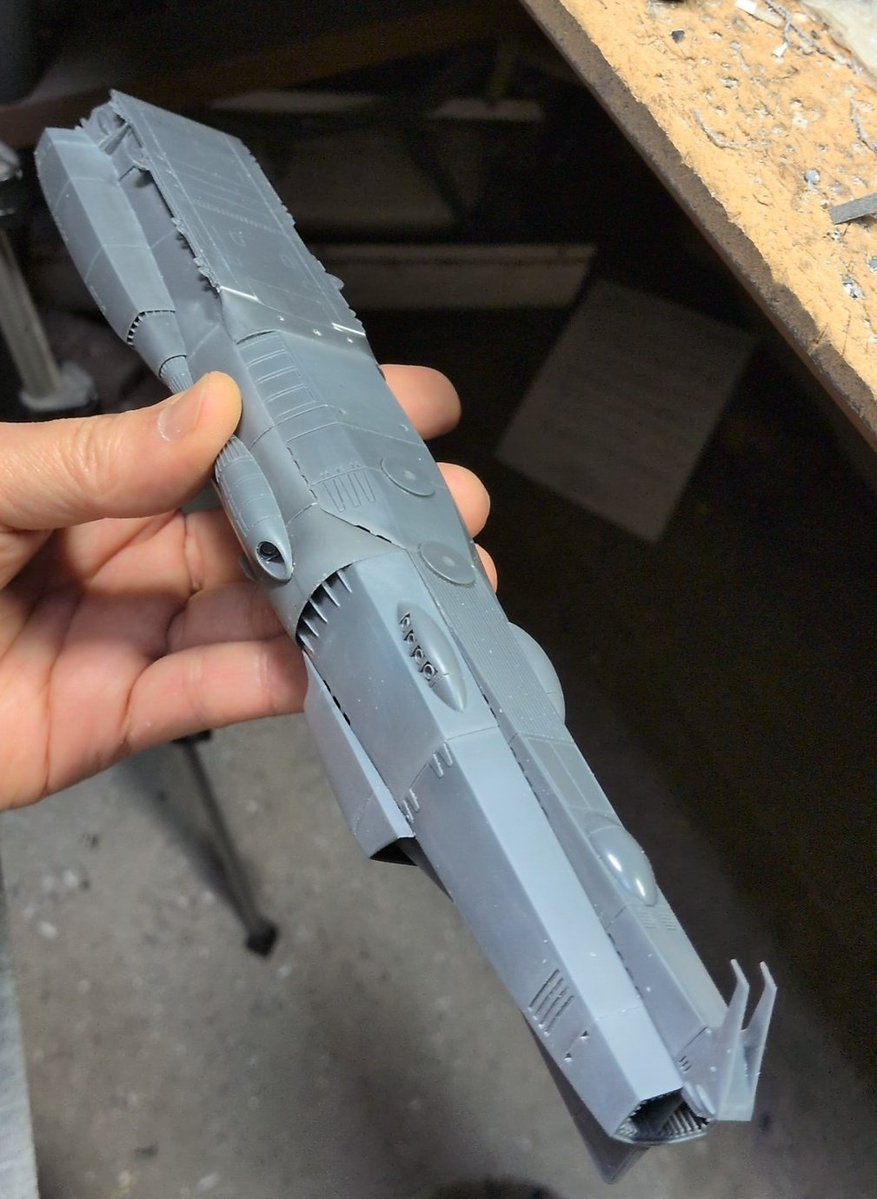 #ワンフェス2026冬 
#宇宙戦艦ヤマト
#んどぱら屋初代組
#補給母艦アスカ
船体が全て繋がりました🎵
カクカクっと幾何学的な艦首から、主力戦艦的マッシブな真ん中、薄く平たい空母艦尾へと繋がるラインが、本製品最大の売り❗️
ま、つまりもう完成したようなもんですわ🎵