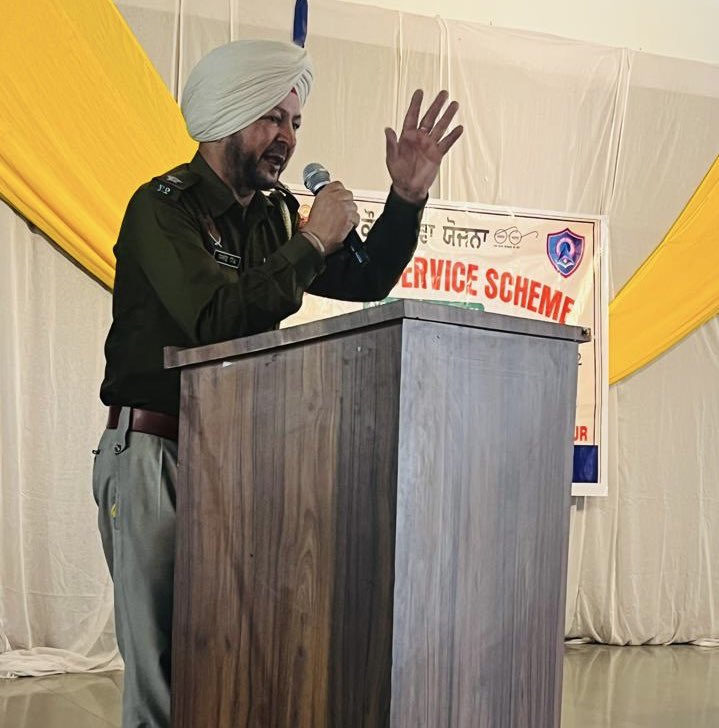 SangrurPolice's tweet photo. 🚦Traffic Education Cell of #SangrurPolice organized a seminar at Akal Degree College for Women, #Sangrur to educate the students about traffic rules, #RoadSafety, prohibition of underage driving, #DrugAbuse and #Helplines 112 & 1930
#TrafficAwareness #FollowTrafficRules https://t.co/sHOwgEFukX