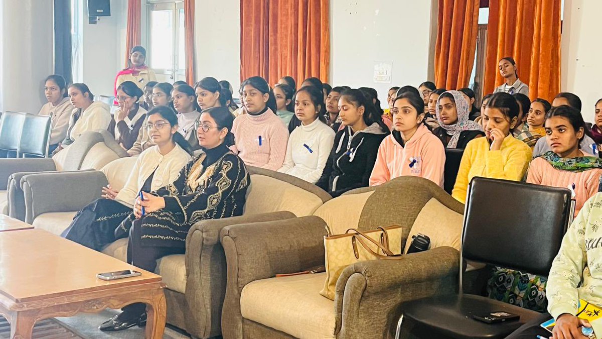 SangrurPolice's tweet photo. 🚦Traffic Education Cell of #SangrurPolice organized a seminar at Akal Degree College for Women, #Sangrur to educate the students about traffic rules, #RoadSafety, prohibition of underage driving, #DrugAbuse and #Helplines 112 & 1930
#TrafficAwareness #FollowTrafficRules https://t.co/sHOwgEFukX