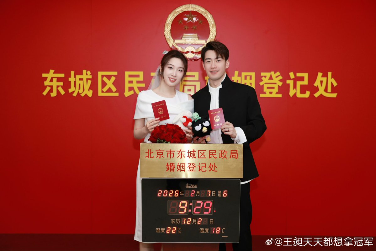 CGTNSportsScene's tweet image. 💍🇨🇳China's 🏸Olympic men's doubles silver medalist Wang Chang and 🏓World Championships women's doubles bronze medalist Qian Tianyi are married!

💬Wang's vow to Qian:

❤️"My heart is yours alone. From now on, all my love and luck will flow toward you."

#Badminton #TableTennis