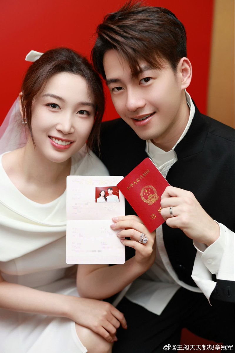 CGTNSportsScene's tweet image. 💍🇨🇳China's 🏸Olympic men's doubles silver medalist Wang Chang and 🏓World Championships women's doubles bronze medalist Qian Tianyi are married!

💬Wang's vow to Qian:

❤️"My heart is yours alone. From now on, all my love and luck will flow toward you."

#Badminton #TableTennis