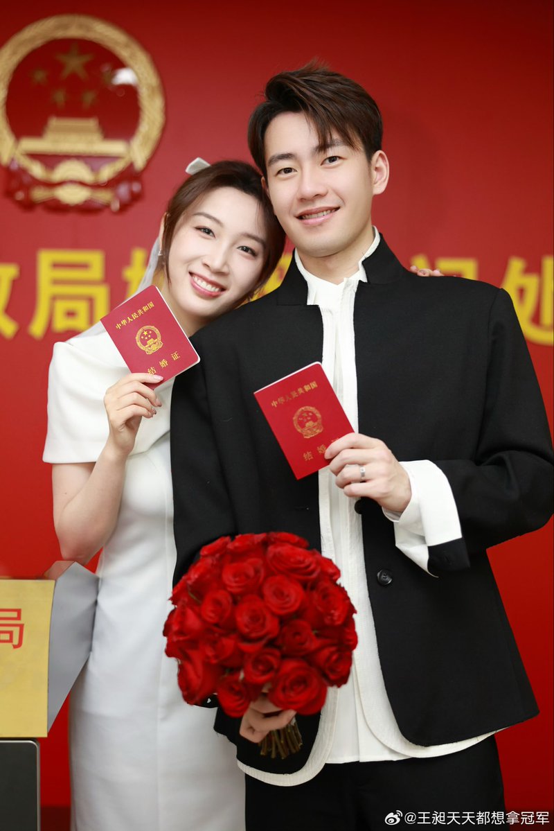 CGTNSportsScene's tweet image. 💍🇨🇳China's 🏸Olympic men's doubles silver medalist Wang Chang and 🏓World Championships women's doubles bronze medalist Qian Tianyi are married!

💬Wang's vow to Qian:

❤️"My heart is yours alone. From now on, all my love and luck will flow toward you."

#Badminton #TableTennis