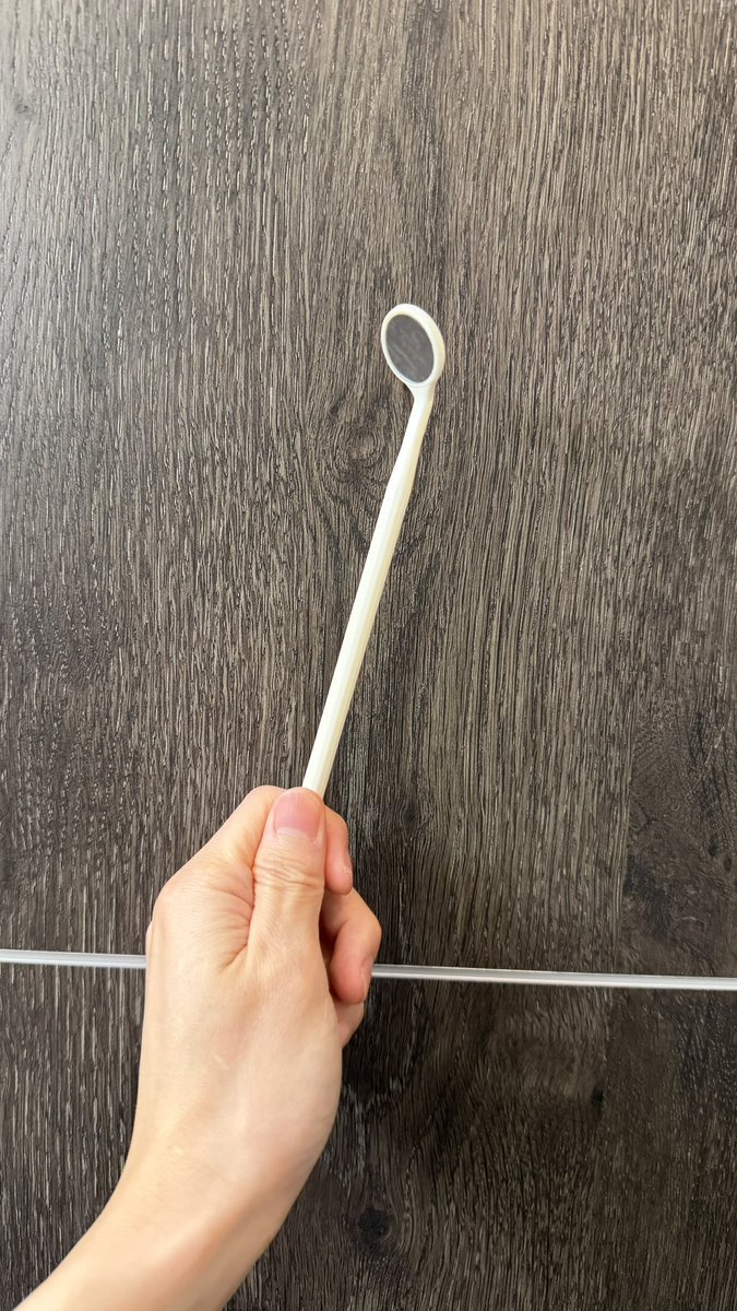 Hydrangea108's tweet image. 家に来た人の歯科検診するためにデンタルミラー常備してる🦷
変な方向に生えてたり少し頭出てる親知らず生えてる人見つけたら｢すぐに抜きな！｣って言ってる