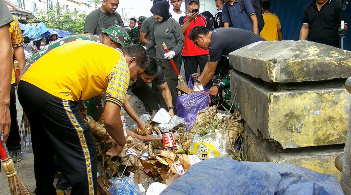 penrem143's tweet photo. Jumat Bersih Korem 143/HO Bersama Polres Kota Kendari dan Pemerintah Kota Kendari Wujudkan Lingkungan Bersih https://t.co/7ug1SXIBWw