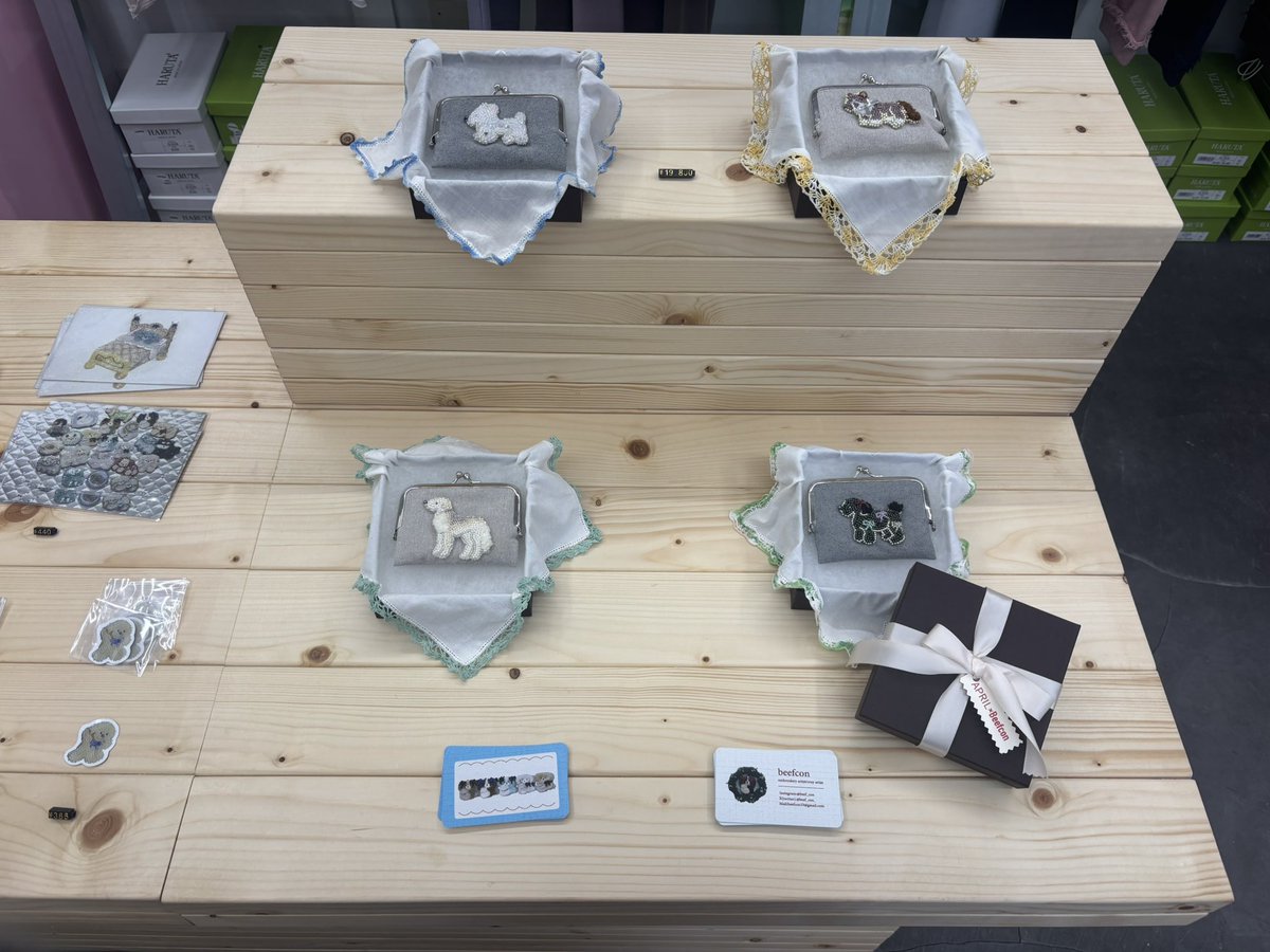 beef_con_'s tweet photo. コラボPOPUP開催して頂いたときの店内🐩
受注生産分のがま口ポーチ2種は制作中です✴︎ https://t.co/vqKOEuaK9e