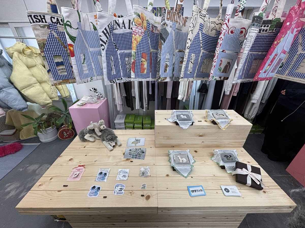 beef_con_'s tweet photo. コラボPOPUP開催して頂いたときの店内🐩
受注生産分のがま口ポーチ2種は制作中です✴︎ https://t.co/vqKOEuaK9e