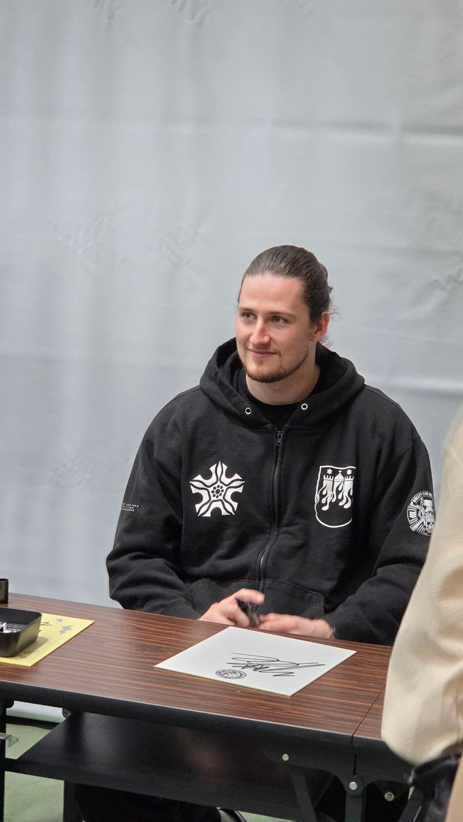 SUGI_NJPWLOVE's tweet image. KOBのサイン会！！2人ともオーラがある、！！ICEは応援してるの伝えたら「うっす！」って貰えたしOSKARにタッグ王座が一番似合うのはKOB！って伝えたら「I think so you！」って笑顔貰えた😳😳😳
#KOB
#OSKAR 
#YUTOICE
#njpw
#njnbg