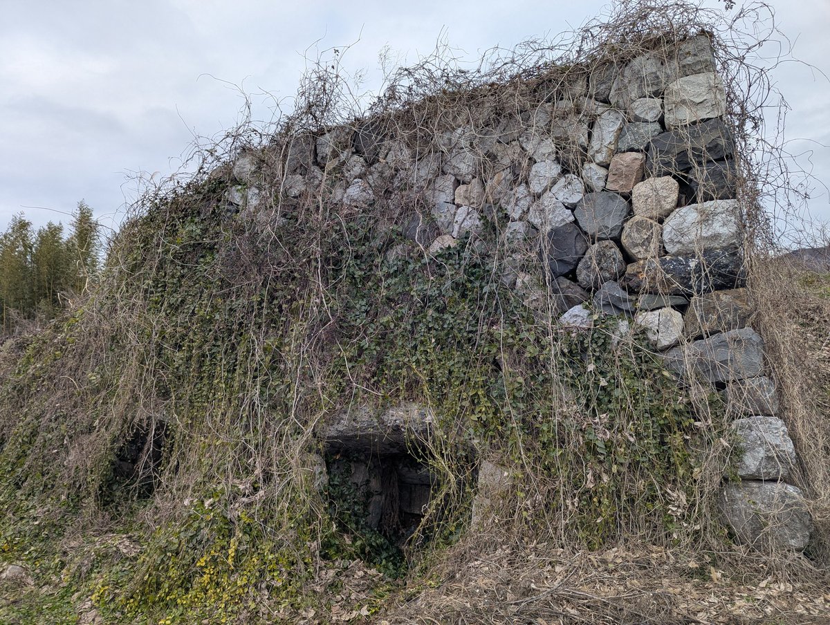 川沿いにある謎の遺構。聞き込みを行うも、地域の人もほとんど知らない。水利関係じゃないかという証言が多いけど、違う気がする。