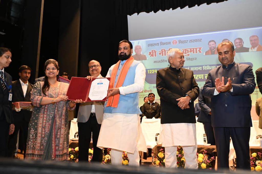 samrat4bjp's tweet photo. जारी है सरकारी बहाली...

पटना स्थित ऊर्जा ऑडिटोरियम में माननीय मुख्यमंत्री श्री @NitishKumar जी के साथ 1224 नवनियुक्त विशेषज्ञ ��वं सामान्य चिकित्सा पदाधिकारियों को नियुक्ति-पत्र प्रदान किया। इस अवसर पर माननीय स्वास्थ्य मंत्री श्री मंगल पांडेय जी भी मौजूद रहें।

मुझे पूर्ण विश्वास है कि नव चयनित सभी चिकित्सकीय बंधु अपनी ऊर्जा और प्रतिभा से स्वास्थ्य क्षेत्र को लाभ एवं राज्य की प्रगति में साथी बनेंगे। सभी को हार्दिक बधाई एवं उज्ज्वल भविष्य हेतु शुभकामनाएँ। 

#Healthcare #NDA4Bihar #NewBihar #TransformingBihar #JobsInBihar #YouthsOfBihar #NDA4Youths #SarkariNaukari #SarkariBahali