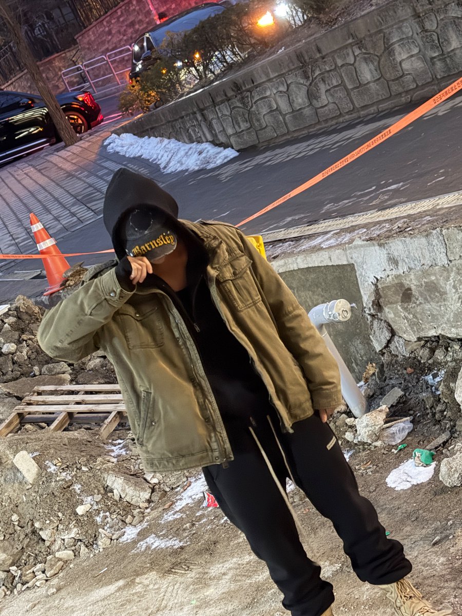 official_arrc's tweet photo. [#광진시티보이]
지구가 멸망한지 16개월…
생존자는 나 혼자다….
그래도 감성샷은 촴을수없숴~

#ARrC #아크
#HYUNMIN #현민 https://t.co/EtMe7KI5Yf