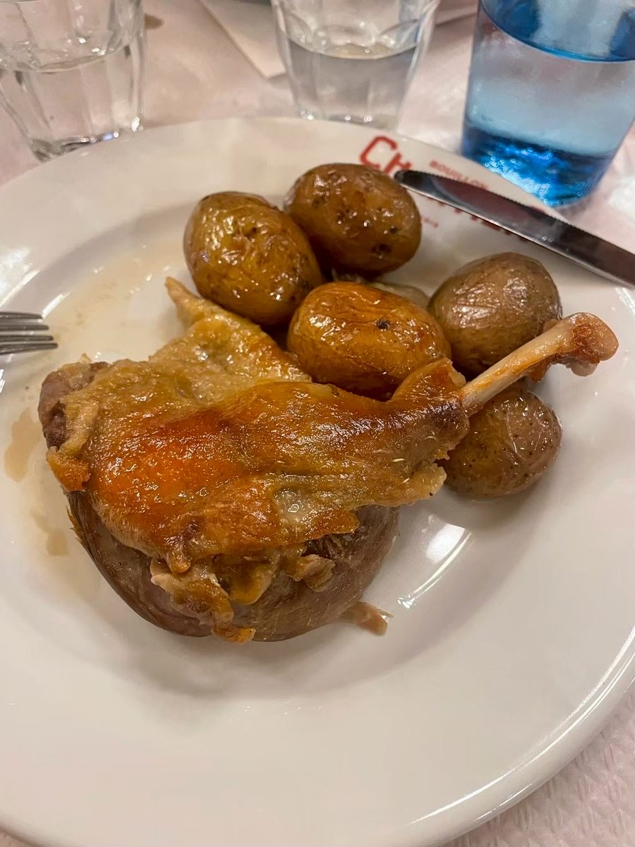 TravelMemonu's tweet photo. パリで人気の老舗大衆食堂 「ブイヨン・シャルティエ」に行ってきました🇫🇷
予約なし・行列ありでも回転が早くて安心。 エスカルゴ、鴨のコンフィ、プロフィトロールまでしっかり実食！
#パリ旅行 #フランス旅行 #海外旅行 https://t.co/FWOUrac15q