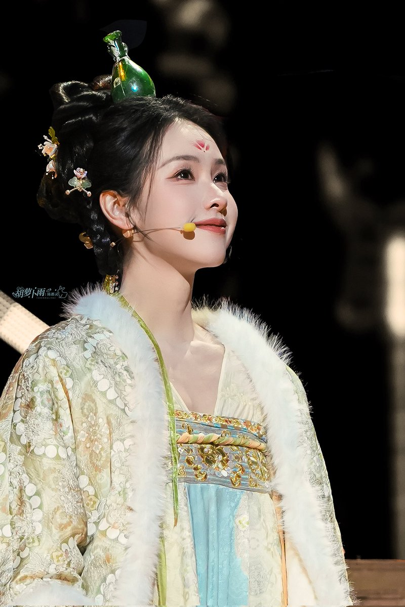 abeksaa's tweet image. ini kan buat acara audio visual ya, terus nanti dudu masih ada cctv gala sama di henan tv ga sih buat acara CNY? jujur bingung karena banyak acara waktu CNY😭