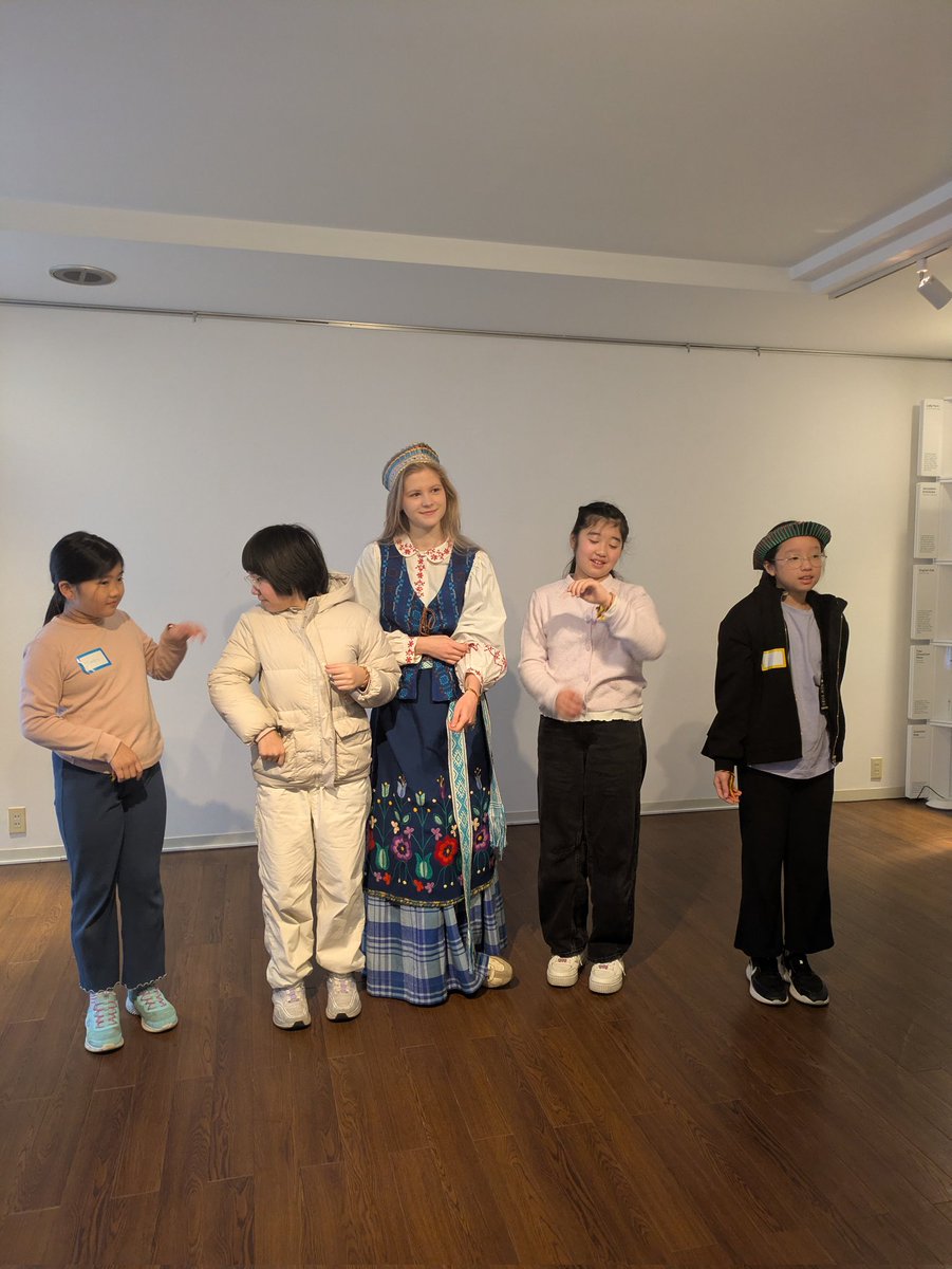 minato_kankou's tweet image. ＼こども大使館デイを開催しました／
港区の子供たちが、リトアニア共和国大使館🇱🇹とルーマニア大使館🇷🇴を訪問。英語で交流しながら料理や文化体験を楽しみ、大使への質問で新しい発見がいっぱいの一日でした！