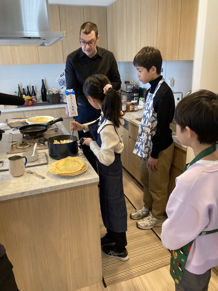 minato_kankou's tweet image. ＼こども大使館デイを開催しました／
港区の子供たちが、リトアニア共和国大使館🇱🇹とルーマニア大使館🇷🇴を訪問。英語で交流しながら料理や文化体験を楽しみ、大使への質問で新しい発見がいっぱいの一日でした！