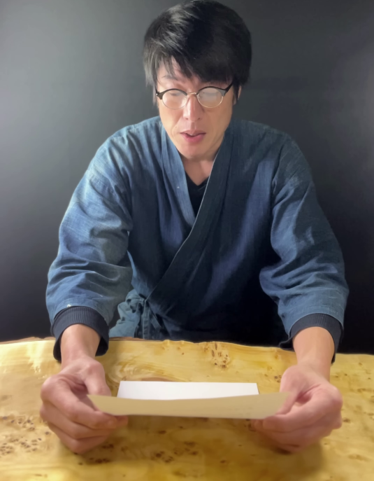 ウィリー・ウォンカからこの金のチケットを当てた幸運なあなたにご挨拶！心を込めて握手！僕の工場にご招待いたします。ゲストとして丸一日楽しく過ごしてください。この私ウィリー・ウォンカが直々にご案内し、工場の全てをお見せします。そしてお家に帰るときになったら大型トラックの行列があなたに