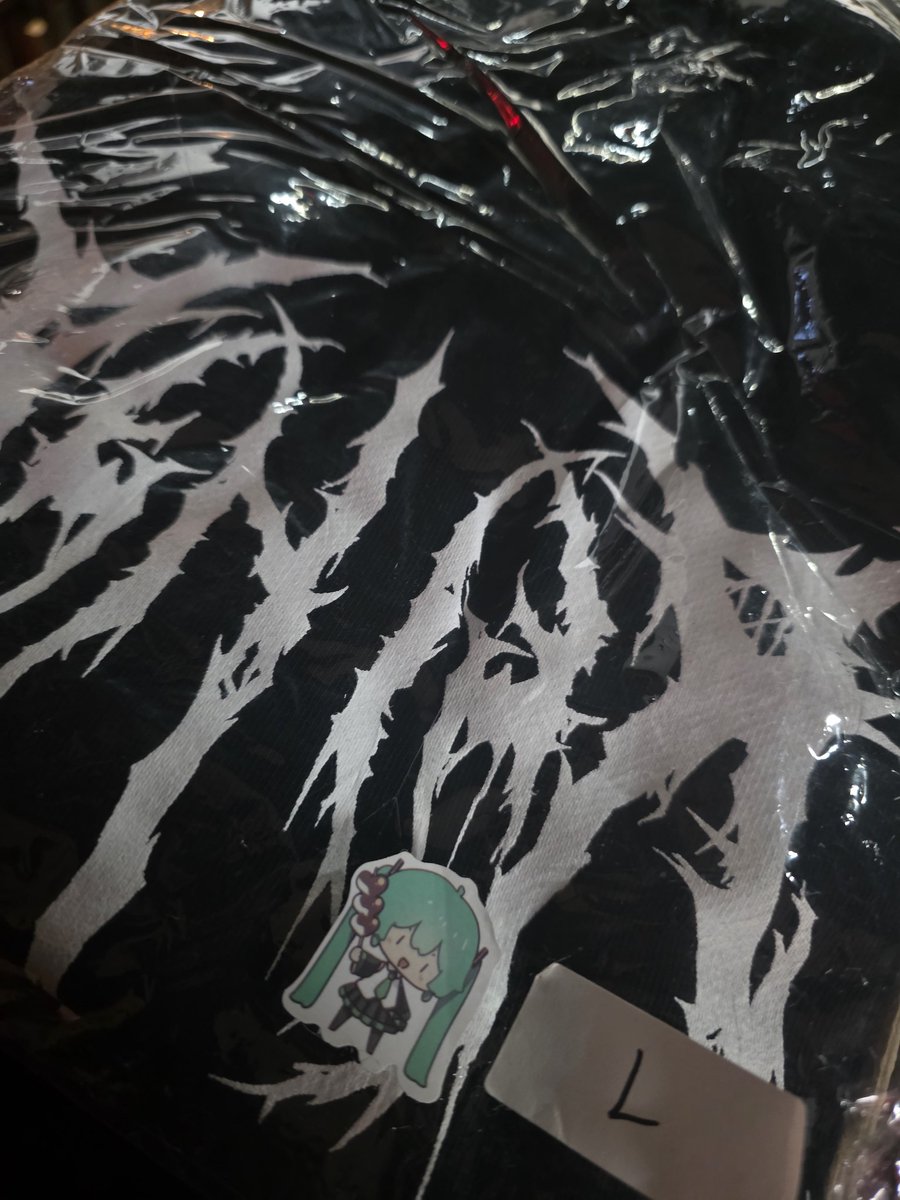 오늘 입으면 따뜻한 리니어 후드티를 채널1969에서 판매합니다.

라지 사이즈가 얼마 안남았어요...!!