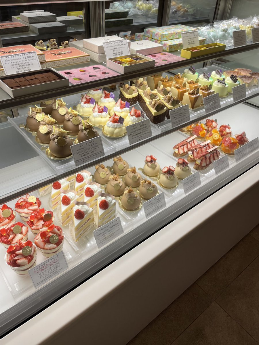 debonneaugure's tweet image. さささ、寒いですが、
ケーキいかがでしょうか？
たっぷりご用意しております！🫡