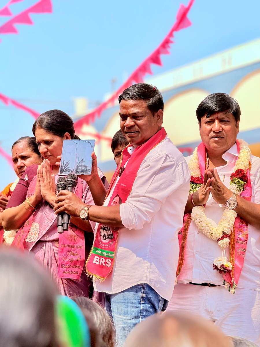 Election Campaign in Armoor Municipality

📍 HousingBoard Colony 

మున్సిపల్ ఎన్నికలలో భాగంగా ఆర్మూర్ పట్టణంలో 03 వ వార్డ్ లో బిఆర్ఎస్ పార్టీ అభ్యర్థి  గౌరి రాచర్ల పూజ నరెంధర్ గారికి మద్దతుగా ఎన్నికల ప్రచారంలో పాల్గొని ఇంటింటికి ప్రచారం చేస్తూ కారు గుర్తుకే ఓటు వేసి గెలిపించాలని