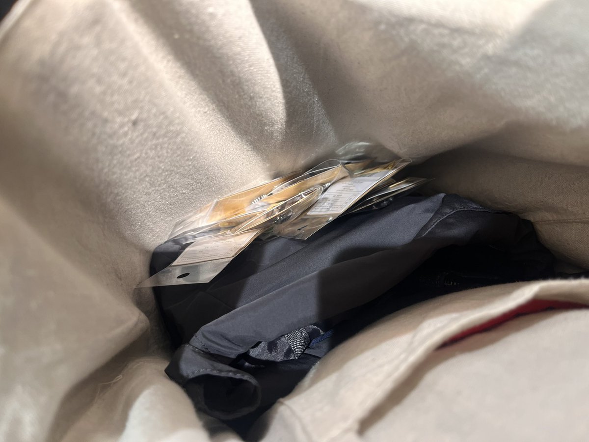 全部可愛かった👏🏻✨
カバンの中が転売ヤーのそれみたいになってた（w）けど久々ジブ活した気がする🥰
遠方の人に代行して届けたかったけどおひとり様1つまでだった😢
なのにもうメルカリに3倍くらいの値段で出ててほんとふざけてる😡😡