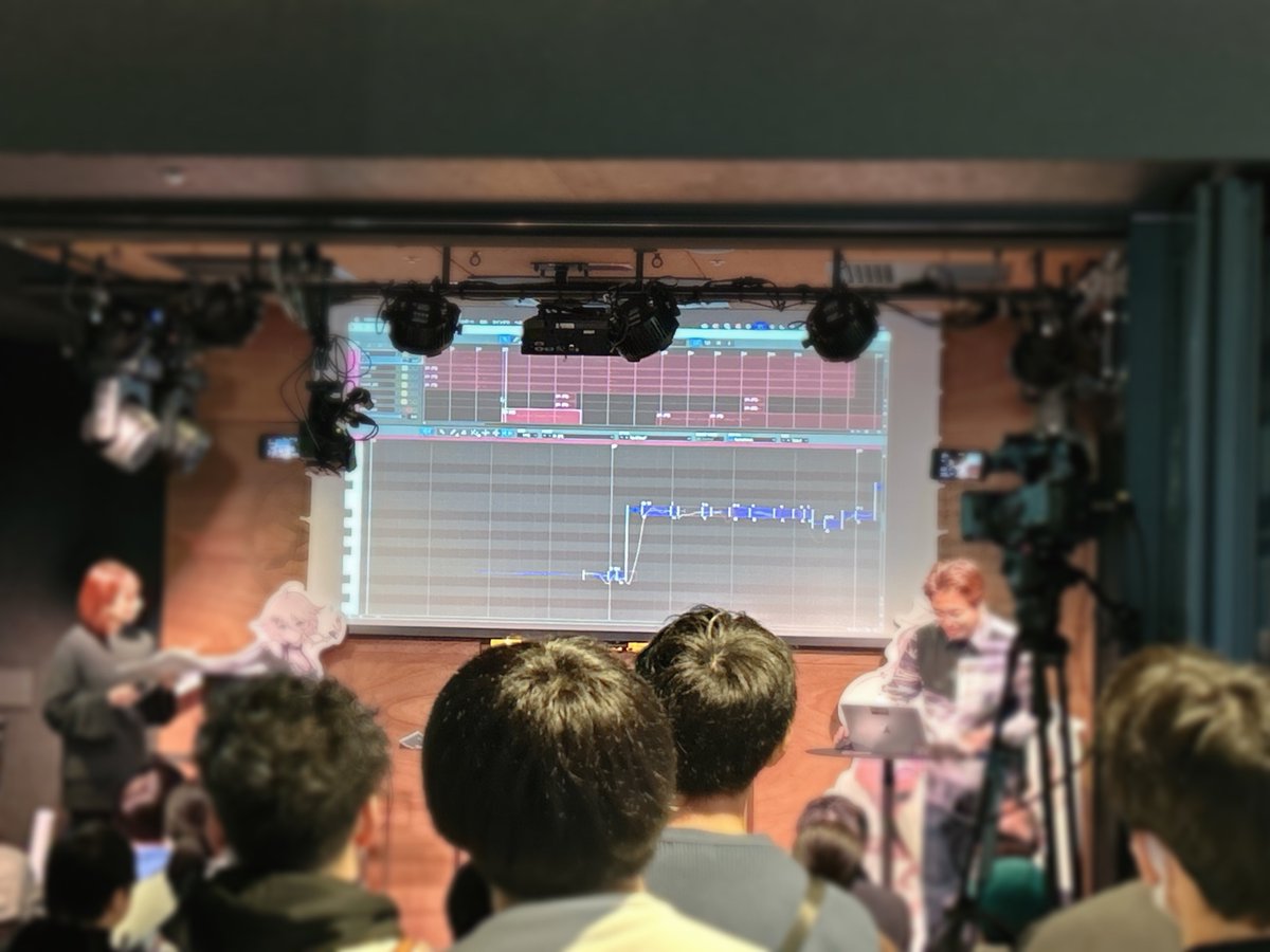 ／
トークショー第1部終了💬
＼
ゲストのお二人のエディター画面を見ながら、制作のお話もたくさん聞けたふぁぽ！
第2部はこのあと16:30〜開始ふぁぽ✨
#IA_V6