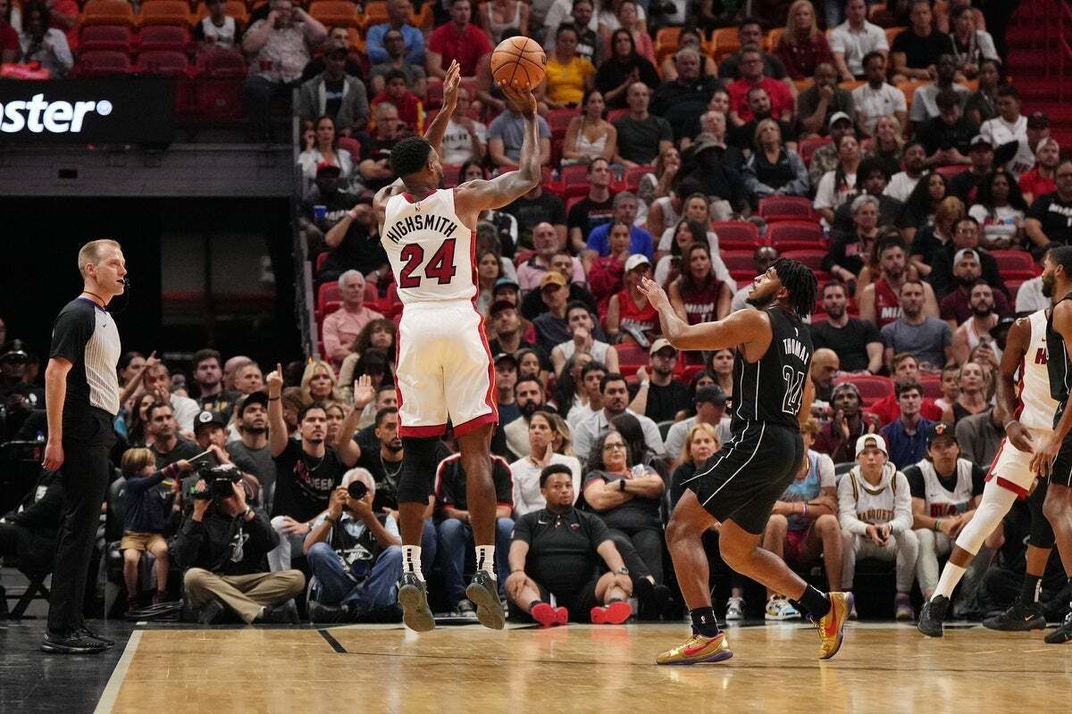 👀 Secondo Dan Woike, i Lakers monitorano il mercato dei buyout. Un obiettivo potrebbe essere Haywood Highsmith (6.5 punti, 38.2% da tre, 3.4 rimbalzi e 1.4 stocks con gli Heat), a patto che risolva i problemi al ginocchio. Cam Thomas è invece un’opzione più divisiva. #LakeShow