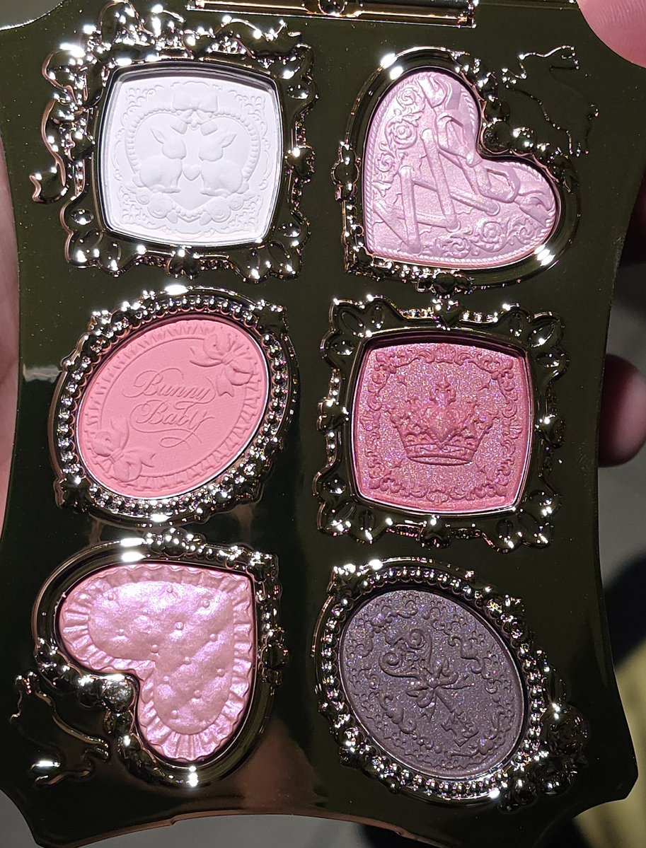 어제 전달해주면서 버니가든 팔레트 3호 봤는데
진짜 진짜 이쁘긴하더라...2번 5번이 진짜 미쳤음