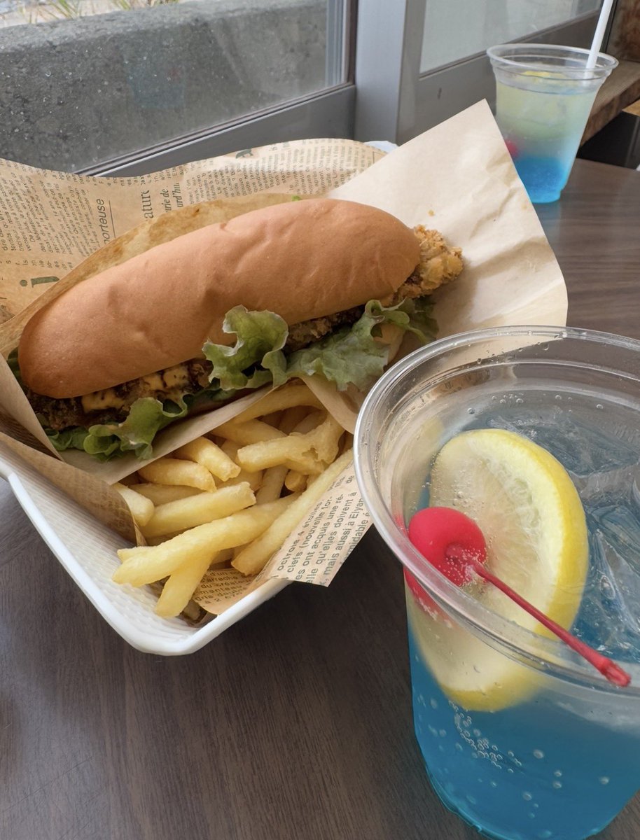 hasematsuko's tweet photo. @tan_sui_kabutz おたる水族館のニシンサンドとブルーサイダーです。非常に美味でございました…！ https://t.co/oQbSQRDC7J