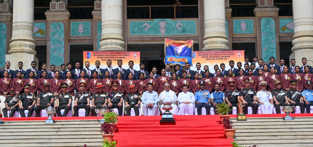 CMofKarnataka's tweet photo. 2026ನೇ ಸಾಲಿನ ಗಣರಾಜ್ಯೋತ್ಸವ ಪರೇಡ್ ನಲ್ಲಿ ಭಾಗವಹಿಸಿದ್ದ ಕರ್ನಾಟಕ ಮತ್ತು ಗೋವಾ ನಿರ್ದೇಶನಾಲಯದ ಎನ್.ಸಿ.ಸಿ. ಕೆಡೆಟ್ ಗಳಿಗೆ ಮುಖ್ಯಮಂತ್ರಿ @siddaramaiah ಅವರು ಅಭಿನಂದಿಸಿದರು. 
ಸಮಾರಂಭದಲ್ಲಿ ಸಚಿವರಾದ ಎಂ.ಸಿ.ಸುಧಾಕರ್, @MBPatil, ಸಿಬ್ಬಂದಿ ಮತ್ತು ಆಡಳಿತ ಸುಧಾರಣಾ ಇಲಾಖೆಯ ಕಾರ್ಯದರ್ಶಿ ಕೆ.ಜಿ.ಜಗದೀಶ್, ಕರ್ನಾಟಕ ಮತ್ತು ಗೋವಾ ಡೆಪ್ಯುಟಿ ಡೈರೆಕ್ಟರ್ ಜನರಲ್ ವಿಂಗ್ ಕಮಾಂಡರ್ ಎಸ್.ಬಿ.ಅರುಣ್‍ಕುಮಾರ್, ಎನ್.ಸಿ.ಸಿ ಗ್ರೂಪ್ ಕಮಾಂಡರ್ ಎಸ್.ಎಸ್.ಕಾಳಿಯಾ, ಪಿ.ಆರ್.ಪೊನ್ನಪ್ಪ ಸೇರಿದಂತೆ ಎನ್.ಸಿ.ಸಿ ಯ ಹಿರಿಯ ಅಧಿಕಾರಿಗಳು, ಎನ್.ಸಿ.ಸಿ ಕೆಡೆಟ್‍ಗಳು ಉಪಸ್ಥಿತರಿದ್ದರು.