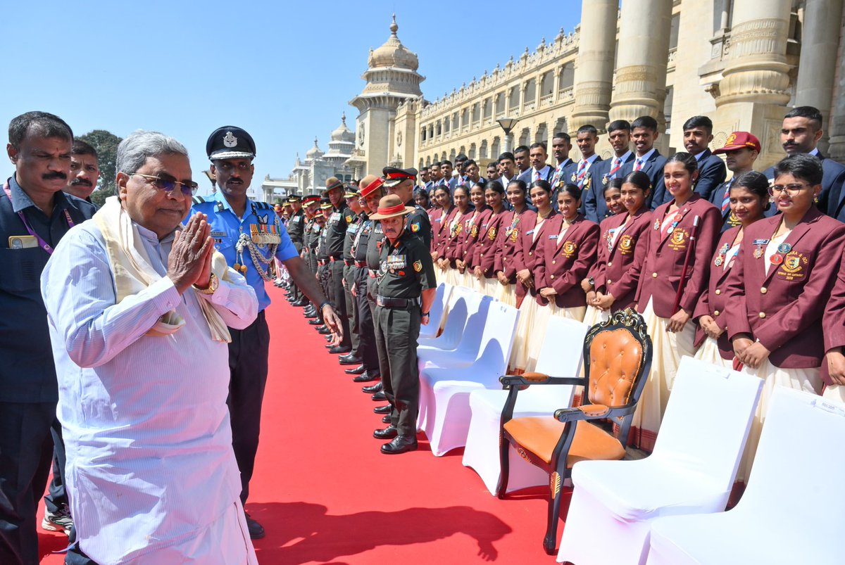 CMofKarnataka's tweet photo. 2026ನೇ ಸಾಲಿನ ಗಣರಾಜ್ಯೋತ್ಸವ ಪರೇಡ್ ನಲ್ಲಿ ಭಾಗವಹಿಸಿದ್ದ ಕರ್ನಾಟಕ ಮತ್ತು ಗೋವಾ ನಿರ್ದೇಶನಾಲಯದ ಎನ್.ಸಿ.ಸಿ. ಕೆಡೆಟ್ ಗಳಿಗೆ ಮುಖ್ಯಮಂತ್ರಿ @siddaramaiah ಅವರು ಅಭಿನಂದಿಸಿದರು. 
ಸಮಾರಂಭದಲ್ಲಿ ಸಚಿವರಾದ ಎಂ.ಸಿ.ಸುಧಾಕರ್, @MBPatil, ಸಿಬ್ಬಂದಿ ಮತ್ತು ಆಡಳಿತ ಸುಧಾರಣಾ ಇಲಾಖೆಯ ಕಾರ್ಯದರ್ಶಿ ಕೆ.ಜಿ.ಜಗದೀಶ್, ಕರ್ನಾಟಕ ಮತ್ತು ಗೋವಾ ಡೆಪ್ಯುಟಿ ಡೈರೆಕ್ಟರ್ ಜನರಲ್ ವಿಂಗ್ ಕಮಾಂಡರ್ ಎಸ್.ಬಿ.ಅರುಣ್‍ಕುಮಾರ್, ಎನ್.ಸಿ.ಸಿ ಗ್ರೂಪ್ ಕಮಾಂಡರ್ ಎಸ್.ಎಸ್.ಕಾಳಿಯಾ, ಪಿ.ಆರ್.ಪೊನ್ನಪ್ಪ ಸೇರಿದಂತೆ ಎನ್.ಸಿ.ಸಿ ಯ ಹಿರಿಯ ಅಧಿಕಾರಿಗಳು, ಎನ್.ಸಿ.ಸಿ ಕೆಡೆಟ್‍ಗಳು ಉಪಸ್ಥಿತರಿದ್ದರು.