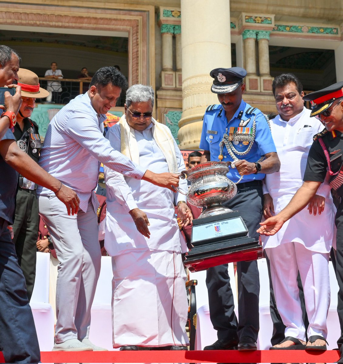 CMofKarnataka's tweet photo. 2026ನೇ ಸಾಲಿನ ಗಣರಾಜ್ಯೋತ್ಸವ ಪರೇಡ್ ನಲ್ಲಿ ಭಾಗವಹಿಸಿದ್ದ ಕರ್ನಾಟಕ ಮತ್ತು ಗೋವಾ ನಿರ್ದೇಶನಾಲಯದ ಎನ್.ಸಿ.ಸಿ. ಕೆಡೆಟ್ ಗಳಿಗೆ ಮುಖ್ಯಮಂತ್ರಿ @siddaramaiah ಅವರು ಅಭಿನಂದಿಸಿದರು. 
ಸಮಾರಂಭದಲ್ಲಿ ಸಚಿವರಾದ ಎಂ.ಸಿ.ಸುಧಾಕರ್, @MBPatil, ಸಿಬ್ಬಂದಿ ಮತ್ತು ಆಡಳಿತ ಸುಧಾರಣಾ ಇಲಾಖೆಯ ಕಾರ್ಯದರ್ಶಿ ಕೆ.ಜಿ.ಜಗದೀಶ್, ಕರ್ನಾಟಕ ಮತ್ತು ಗೋವಾ ಡೆಪ್ಯುಟಿ ಡೈರೆಕ್ಟರ್ ಜನರಲ್ ವಿಂಗ್ ಕಮಾಂಡರ್ ಎಸ್.ಬಿ.ಅರುಣ್‍ಕುಮಾರ್, ಎನ್.ಸಿ.ಸಿ ಗ್ರೂಪ್ ಕಮಾಂಡರ್ ಎಸ್.ಎಸ್.ಕಾಳಿಯಾ, ಪಿ.ಆರ್.ಪೊನ್ನಪ್ಪ ಸೇರಿದಂತೆ ಎನ್.ಸಿ.ಸಿ ಯ ಹಿರಿಯ ಅಧಿಕಾರಿಗಳು, ಎನ್.ಸಿ.ಸಿ ಕೆಡೆಟ್‍ಗಳು ಉಪಸ್ಥಿತರಿದ್ದರು.