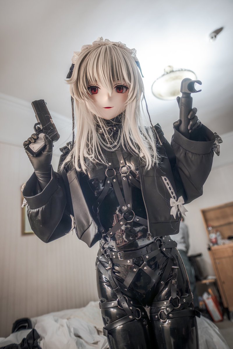 NitroSayaa's tweet image. 某只不愿透露姓名的萨卡班地雷幽灵鲨（里）
📷：我
#kigurumi
#latex