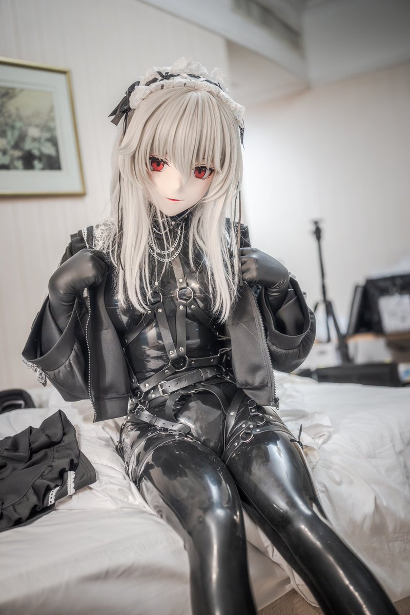 NitroSayaa's tweet image. 某只不愿透露姓名的萨卡班地雷幽灵鲨（里）
📷：我
#kigurumi
#latex