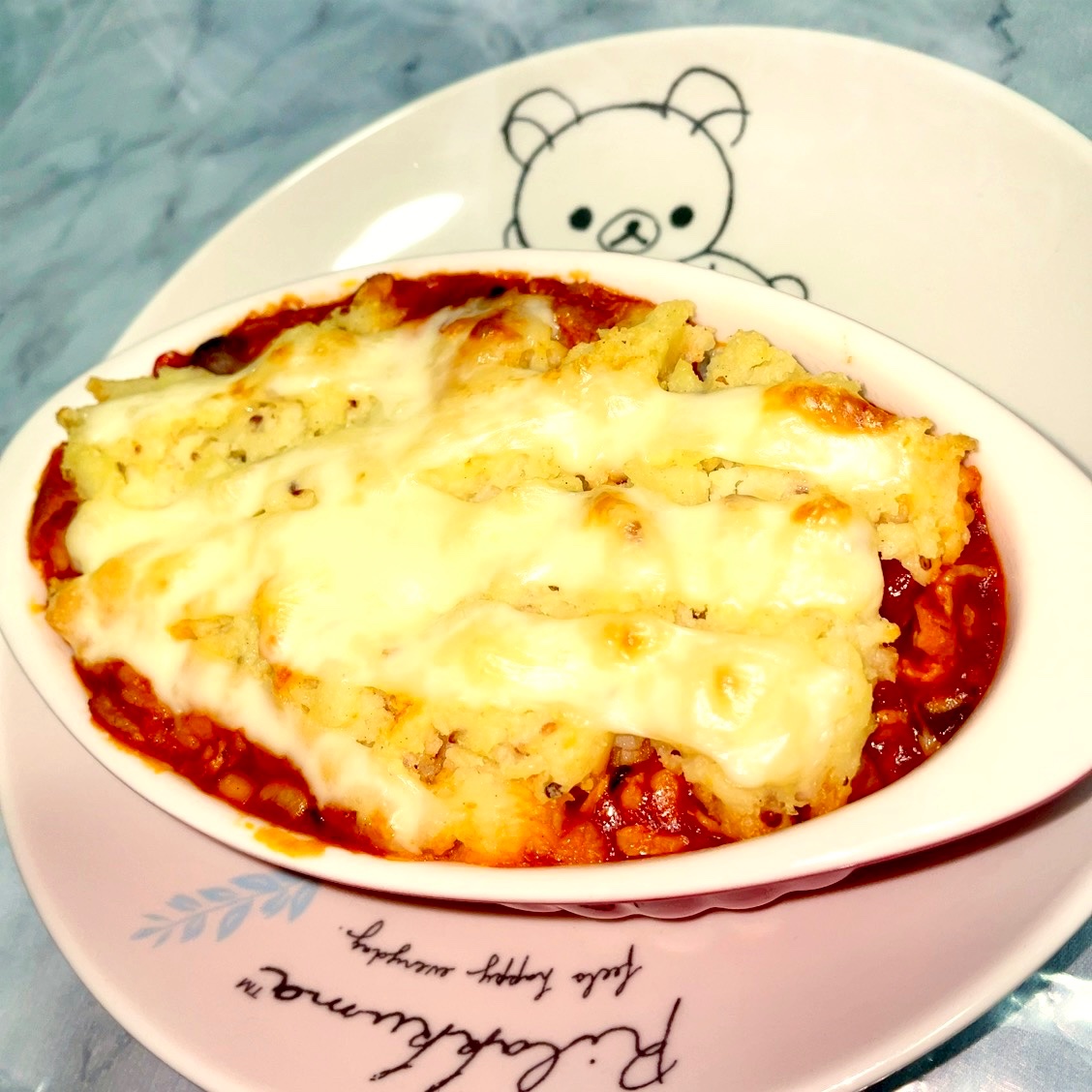 lu2665_bp's tweet photo. ジャガイモのグラタン🥔😊🥔

ジャガイモの輪切り敷いて、トマトソース、上にマッシュしたジャガイモ、マヨネーズ！ https://t.co/rhAGpvZj1D