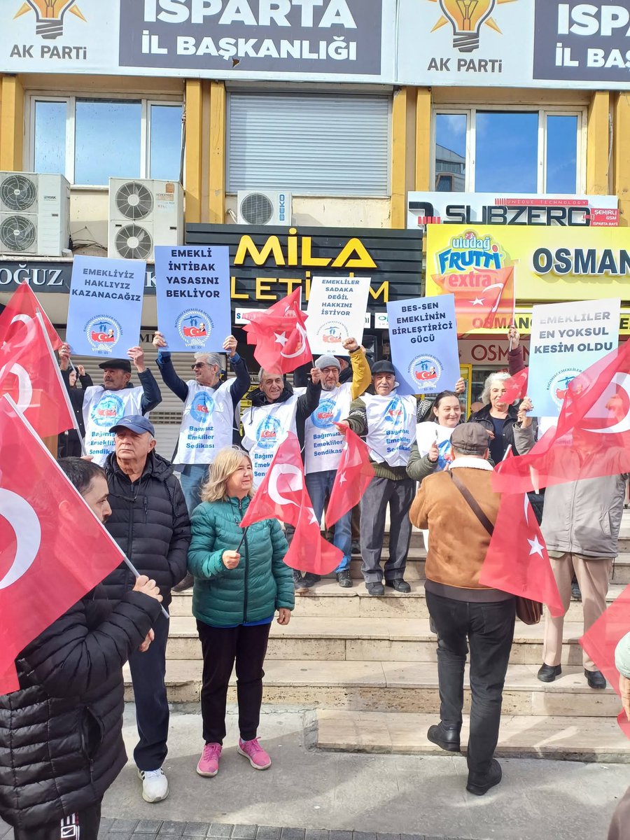 Mehmetz92800380's tweet photo. EMEKLİ 
👇
#HemenSeçimEmekliyeGeçim

#Enflasyon rakamlarla süslenirken,
Hayat pahalılığı evlerin içine çöktü.
Milyonların mutfağında yangına dönüştü.

Geçim yok !
Huzur yok !

Geçim yoksa,
Sandıkların efendisi #Emekli ler var !
Hakkımız olanı alacağız 
Mehmet Öztürk 
BES-SEN https://t.co/ALmPhV4M5e