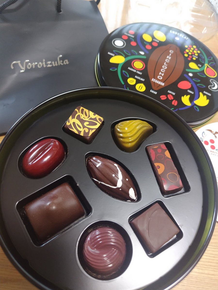 この真ん中のとめちゃくちゃシンプルな見た目の四角のチョコレート食べ