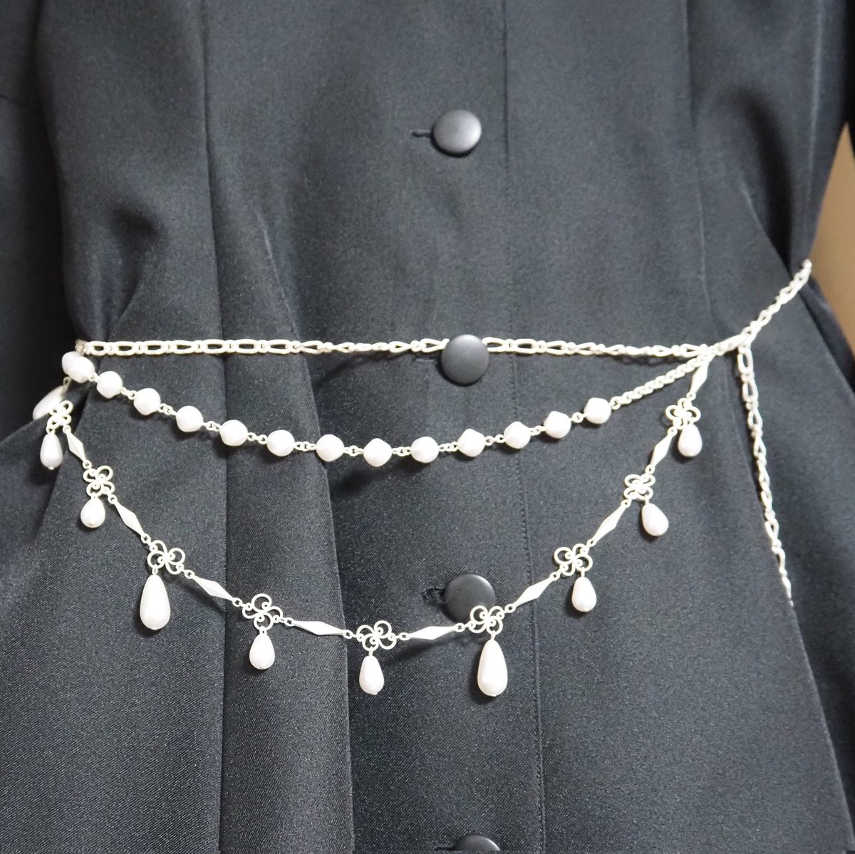 【Ancient Cross チェーンベルト】

祈りを重ねる日々をカタチにかえて
この身を飾る
糧にして

花のように渦を描くチェーンと十字架やパールをあわせてチェーンベルトを仕立てました。

🎀Romantic A La Mode 24🎀 #ロマアラ 
◆2026年2月8日(日)
◆13:30～19:00
◆大阪市中央公会堂