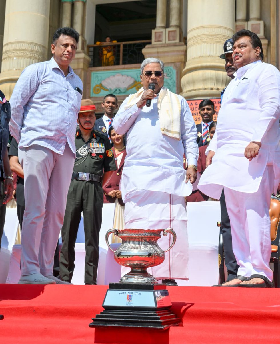 MBPatil's tweet photo. 2026ನೇ ಸಾಲಿನ ಗಣರಾಜ್ಯೋತ್ಸವ ಪರೇಡ್ ನಲ್ಲಿ ಭಾಗವಹಿಸಿದ್ದ ಕರ್ನಾಟಕ ಮತ್ತು ಗೋವಾ ನಿರ್ದೇಶನಾಲಯದ ಎನ್.ಸಿ.ಸಿ. ಕೆಡೆಟ್ ಗಳಿಗೆ ಮಾನ್ಯ ಮುಖ್ಯಮಂತ್ರಿಗಳಾದ ಶ್ರೀ ಸಿದ್ದರಾಮಯ್ಯ ಅವರು ಅಭಿನಂದಿಸಿದರು.

ವಿಧಾನಸೌಧದ ಮುಂಭಾಗದಲ್ಲಿ ಇಂದು ನಡೆದ ಸಮಾರಂಭದಲ್ಲಿ  ಸಚಿವ ಸಂಪುಟದ ಸಹೋದ್ಯೋಗಿ ಡಾ. ಎಂ.ಸಿ.ಸುಧಾಕರ್,  ಸಿಬ್ಬಂದಿ ಮತ್ತು ಆಡಳಿತ ಸುಧಾರಣಾ ಇಲಾಖೆಯ ಕಾರ್ಯದರ್ಶಿ ಶ್ರೀ ಕೆ.ಜಿ.ಜಗದೀಶ್,  ಕರ್ನಾಟಕ ಮತ್ತು ಗೋವಾ ಡೆಪ್ಯುಟಿ ಡೈರೆಕ್ಟರ್ ಜನರಲ್ ವಿಂಗ್ ಕಮಾಂಡರ್ ಶ್ರೀ ಎಸ್.ಬಿ. ಅರುಣ್ ಕುಮಾರ್, ಎನ್.ಸಿ.ಸಿ ಗ್ರೂಪ್ ಕಮಾಂಡರ್ ಶ್ರೀ ಎಸ್.ಎಸ್.ಕಾಳಿಯಾ, ಶ್ರೀ ಪಿ.ಆರ್.ಪೊನ್ನಪ್ಪ ಸೇರಿದಂತೆ ಎನ್.ಸಿ.ಸಿ ಯ ಹಿರಿಯ ಅಧಿಕಾರಿಗಳು, ಎನ್.ಸಿ.ಸಿ ಕೆಡೆಟ್ ಗಳು ಉಪಸ್ಥಿತರಿದ್ದರು.

ರಾಷ್ಟ್ರಭಕ್ತಿ, ಶಿಸ್ತು ಮತ್ತು ಸಮರ್ಪಣೆಯ ಪ್ರತೀಕವಾಗಿರುವ ಈ ಯುವ ಕೆಡೆಟ್ ಗಳ ಸಾಧನೆ ರಾಜ್ಯಕ್ಕೆ ಹೆಮ್ಮೆಯ ಸಂಗತಿಯಾಗಿದೆ.

@siddaramaiah  @drmcsudhakar   #ncckarnataka