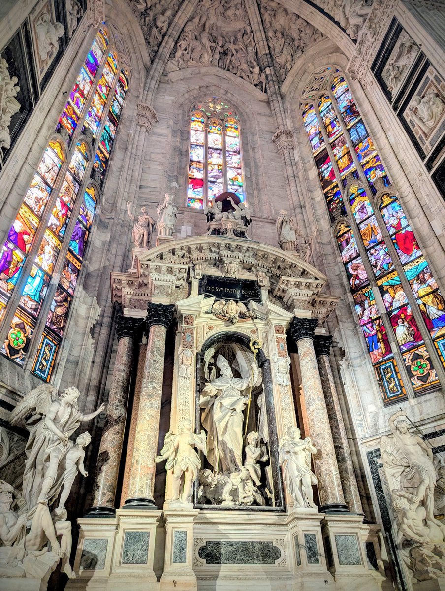 ミラノ大聖堂（ドゥオーモ）の中に入ると、ステンドグラスの優しい