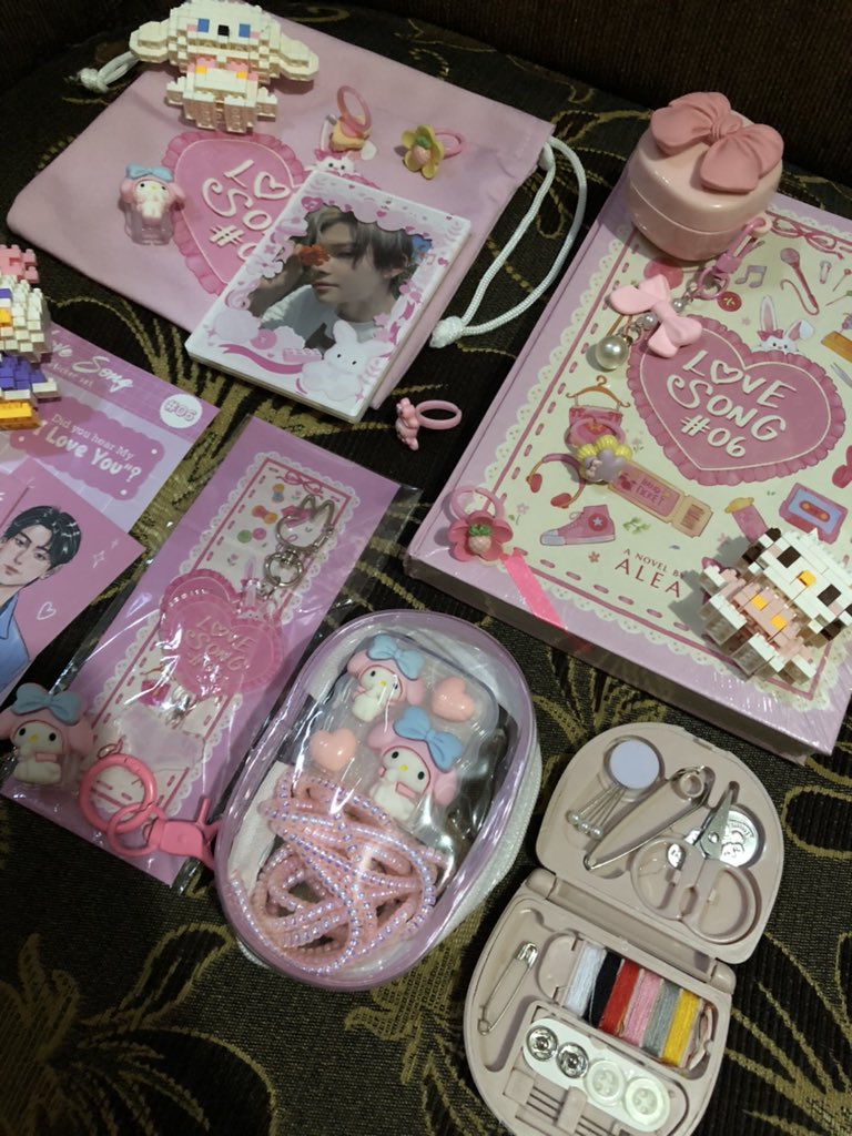 happi sekali karena novel pink aku yang lain suda datang yaaay, cinta mati sama au nie (karena kak ale bilang nie secretly jangkku, aku jadi kebayang jangkku juga)
<a href="/WRITTENBYINFJ/">ALE</a> i love you mwah 💗