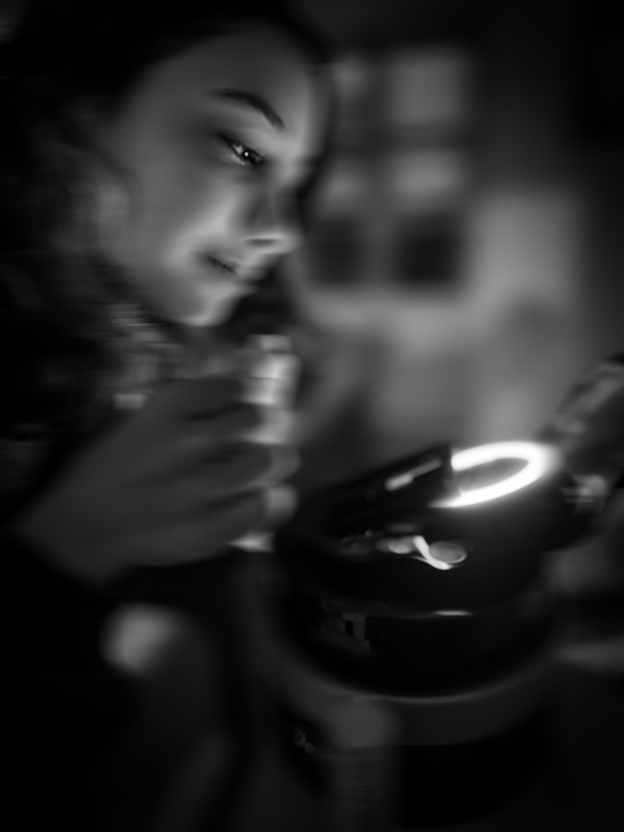 jshawlax's tweet photo. I don't see any other choice to start "An Apple a Day" challenge and exhibition... than a pic of my daughter Chloe dealing with the make up #jshawlax #photography #fashion #exhibition https://t.co/9W31WhTCcb