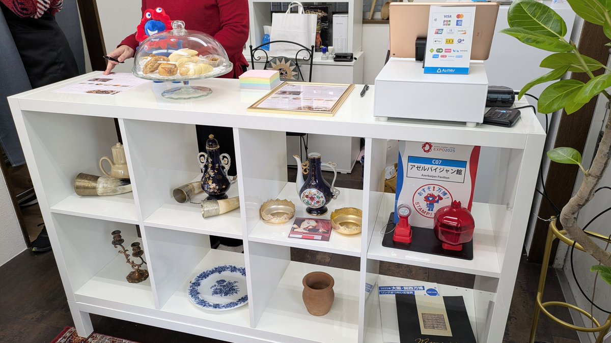 アゼルバイジャンカフェざくろの木に行ってきました

内装も食器もメニューも異国情緒に溢れてて素敵です

紅茶とケーキ、どちらも馴染みの無いものでしたが、美味しかったです！

店員さんにアゼルバイジャン語を少し教えてもらったけど難しかった…もう覚えてない笑