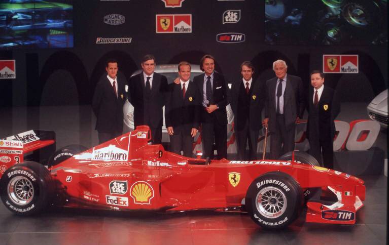 Un 7 de febrero de 2000, Ferrari presentaba el F1-2000. Obra de Ross Brawn, Rory Byrne, Girogio Ascanelli, Aldo Costa, Marco Fainello, Nikolas Tombazis y James Allison, con el motor de Paolo Martinelli. Las manos de Michael Schumacher lo llevaron al ansiado mundial de pilotos.
