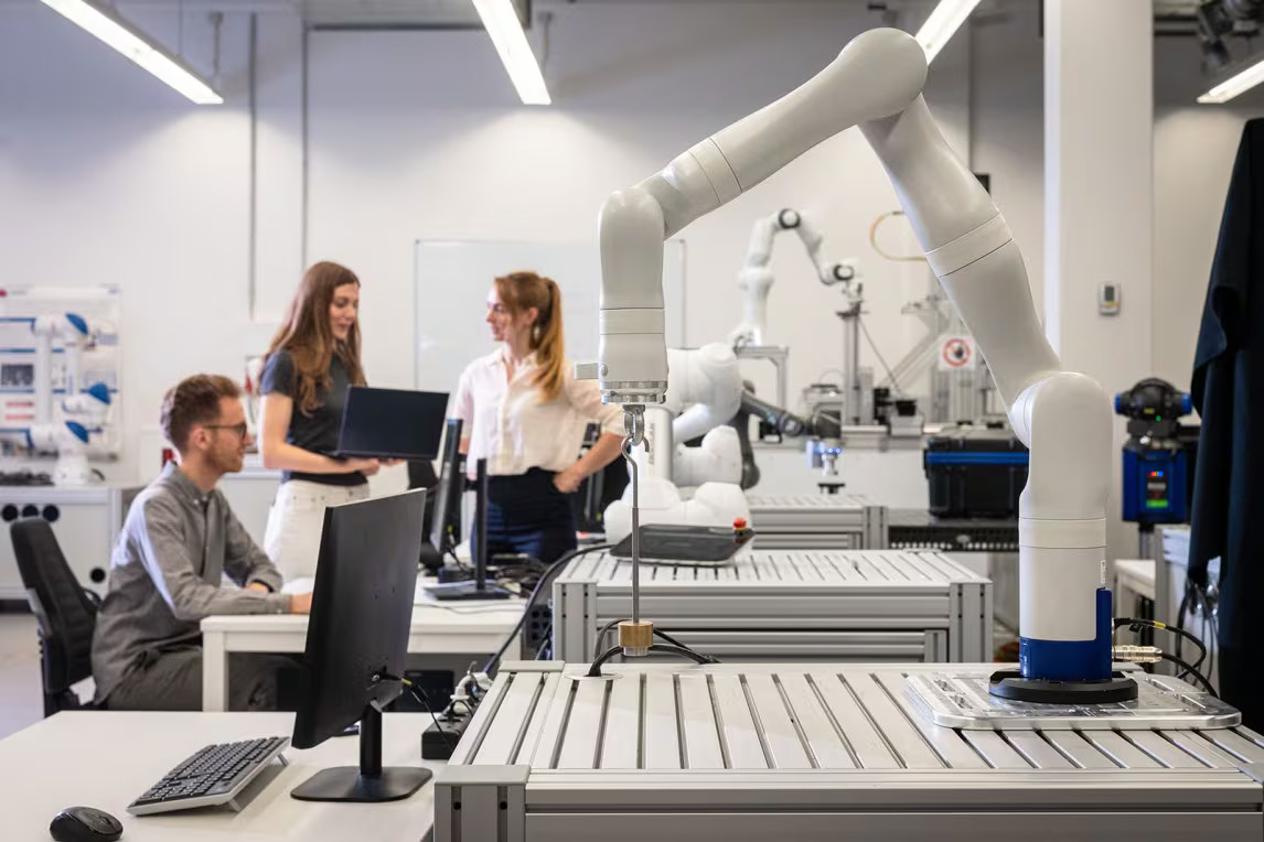 Der „Tree of Robots“ setzt einen neuen Standard in der Robotik: Statt nur nach Bauform zu sortieren, bewertet dieses System Roboter nach messbaren Fitness-Metriken!

👉 Mehr dazu unter: vfmz.info/HannoverMesse_…

#HANNOVERMESSE #Robotik #vfv26