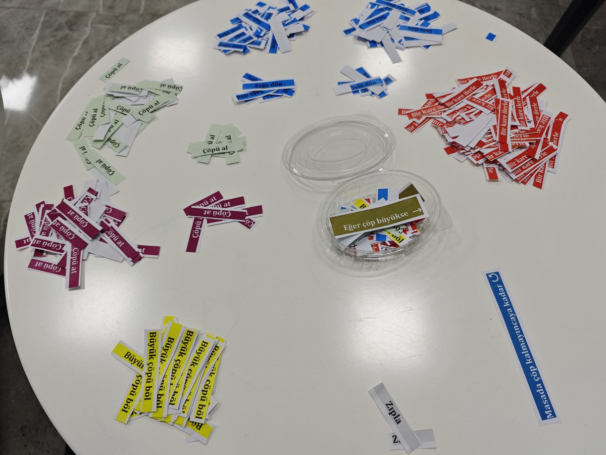 Çocuklara kodlama eğitimi için hazırlanırken...